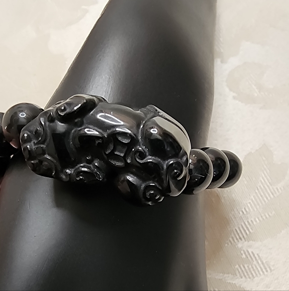 VINTAGE BLACK BEADED BRACELET WITH CARVED FIGURE STRETCH DESIGN ONYX STYLE BEADS - Picture 5 of 8